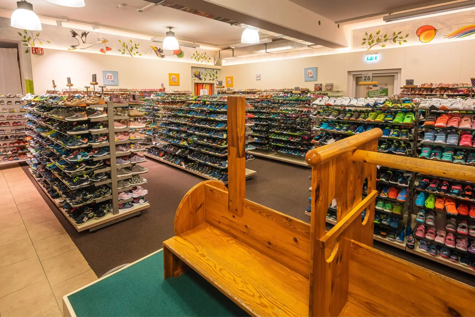 Holzbrücke mitten in der Kinderwelt im Schuhhaus Zentgraf Arzell
