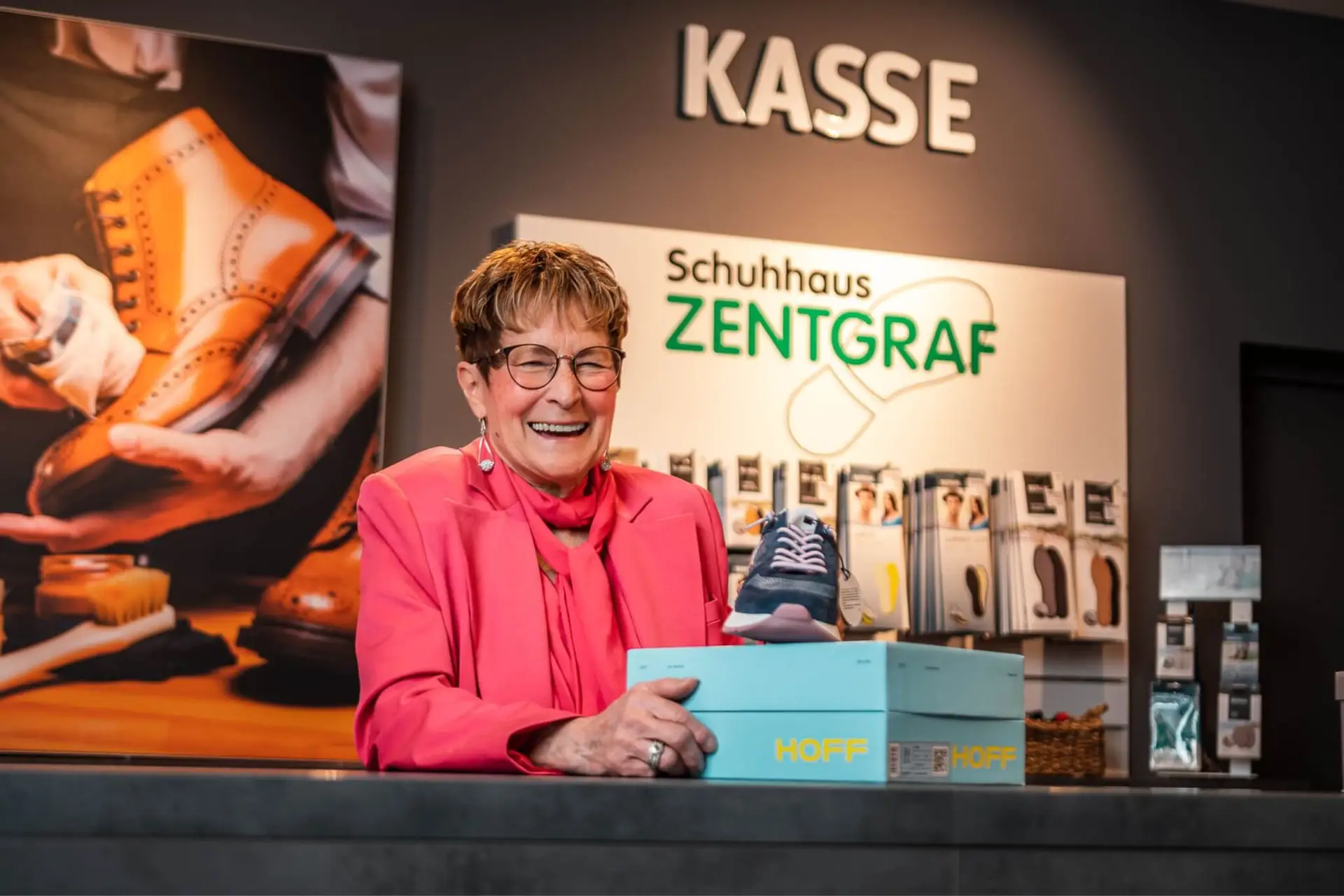 Mitarbeiterin an der Kasse im Schuhhaus Zentgraf Arzell