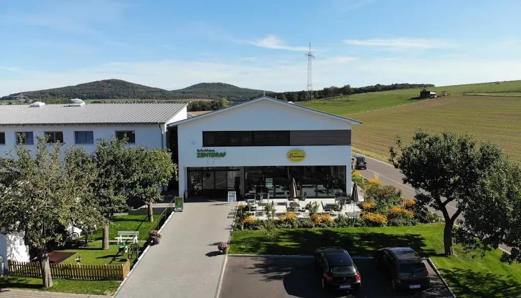 Schuhhaus Zentgraf in Arzell mit Café-Terrasse und Parkplatz