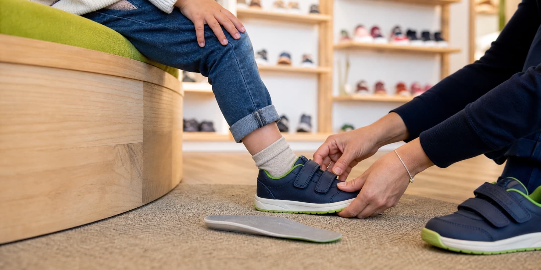 Kind probiert einen passenden Kinderschuh im Fachgeschäft an